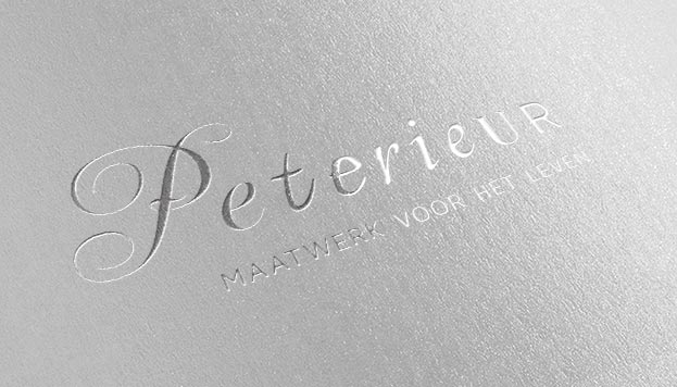 Logo Peterieur in zilver uitgevoerd